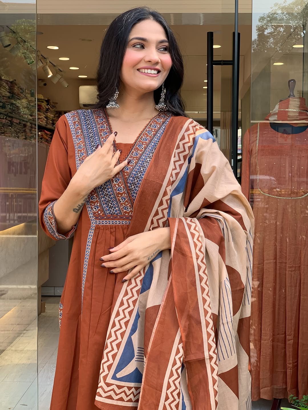 Look straight out of a dreamy movie set as you turn around and walk in this elegant flaired suit ! The perfect of traditional wear (SWSK35)