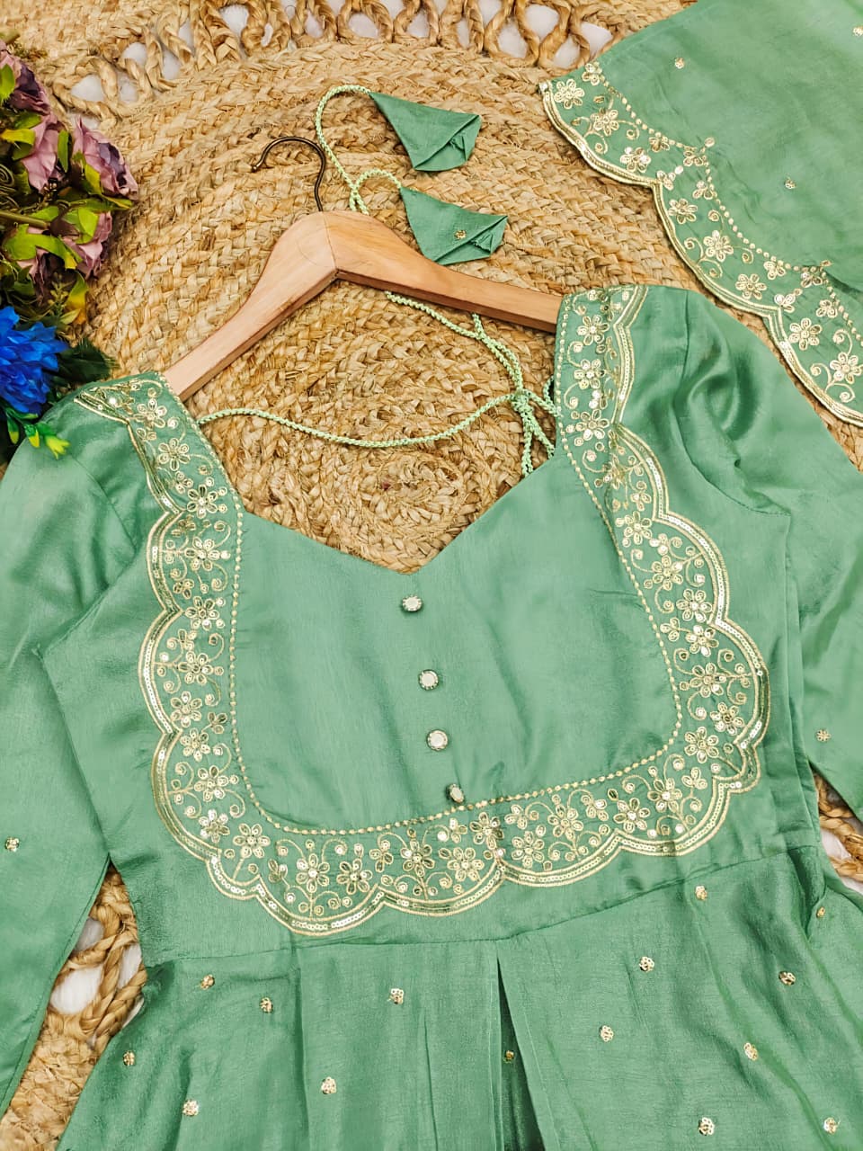 Tradition Meets Modern Grace in This Stunning Ethnic Ensemble (RRRD31)