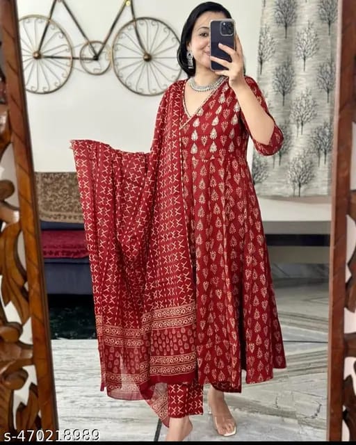 Look straight out of a dreamy movie set as  you turn around and walk in this Angrakha suit ! The perfect of traditional wear (SWSK25)