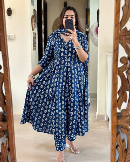 Look straight out of a dreamy movie set as  you turn around and walk in this Angrakha suit ! The perfect of traditional wear (SWSK25)
