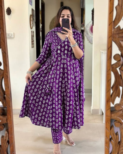 Look straight out of a dreamy movie set as  you turn around and walk in this Angrakha suit ! The perfect of traditional wear (SWSK25)