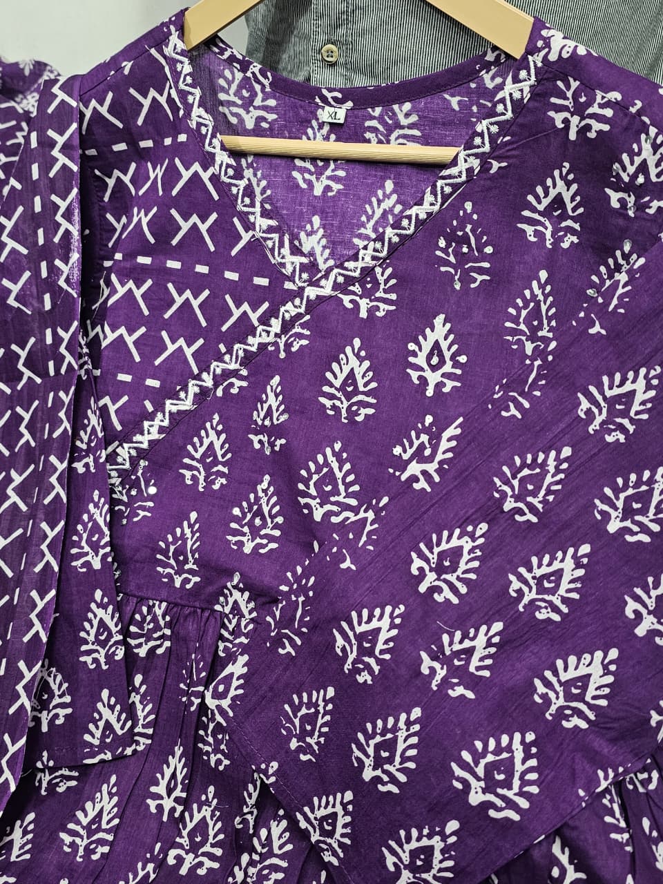 Look straight out of a dreamy movie set as  you turn around and walk in this Angrakha suit ! The perfect of traditional wear (SWSK25)
