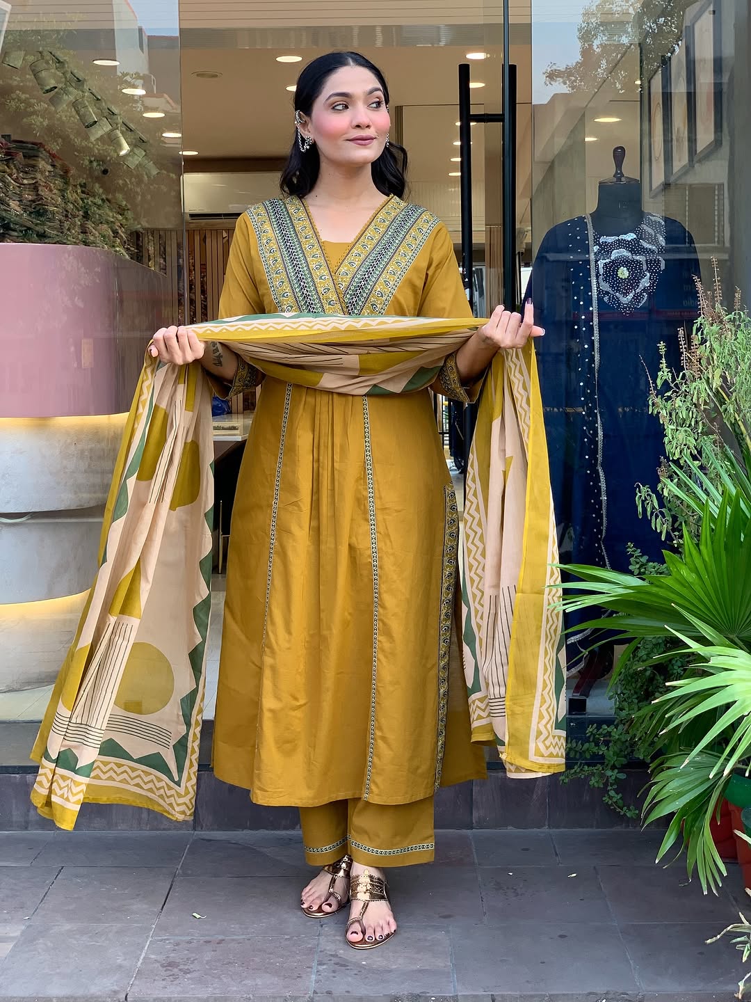 Look straight out of a dreamy movie set as  you turn around and walk in this elegant flaired suit ! The perfect of traditional wear (SWSK35)
