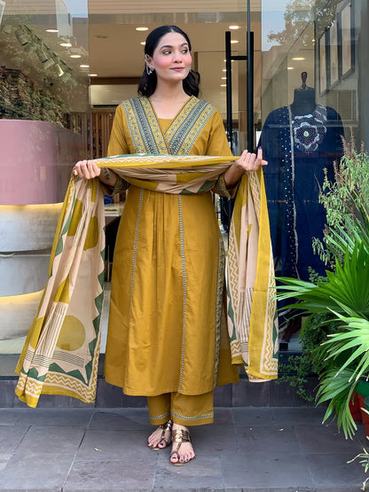 Look straight out of a dreamy movie set as  you turn around and walk in this elegant flaired suit ! The perfect of traditional wear (SWSK35)