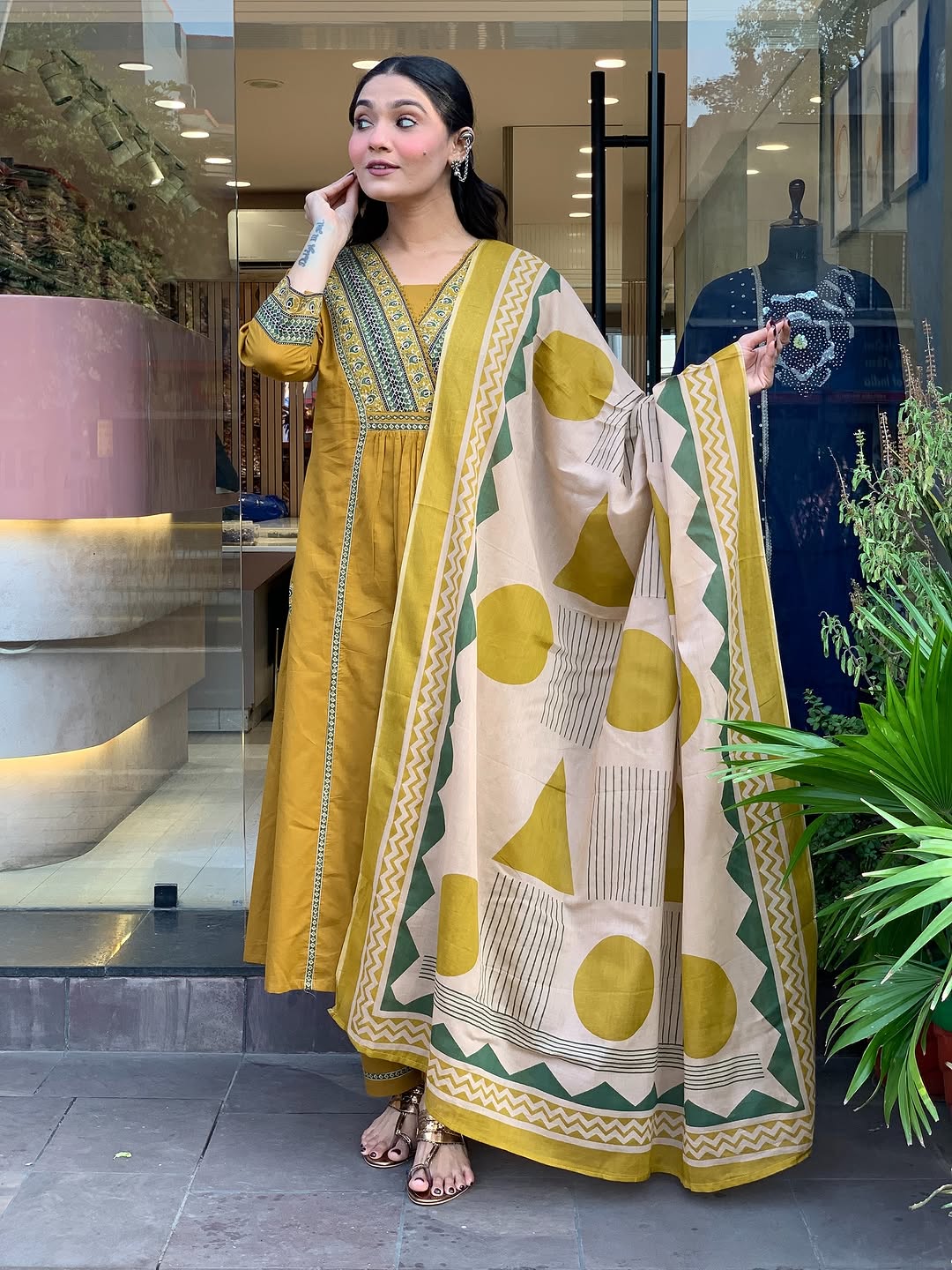 Look straight out of a dreamy movie set as  you turn around and walk in this elegant flaired suit ! The perfect of traditional wear (SWSK35)