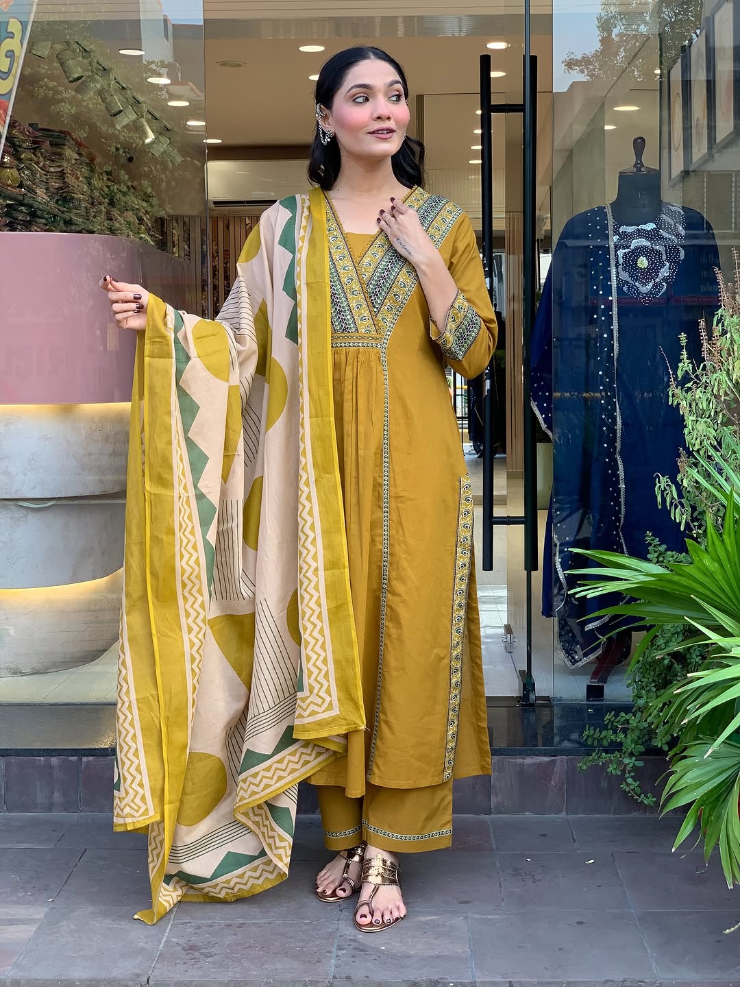 Look straight out of a dreamy movie set as  you turn around and walk in this elegant flaired suit ! The perfect of traditional wear (SWSK35)