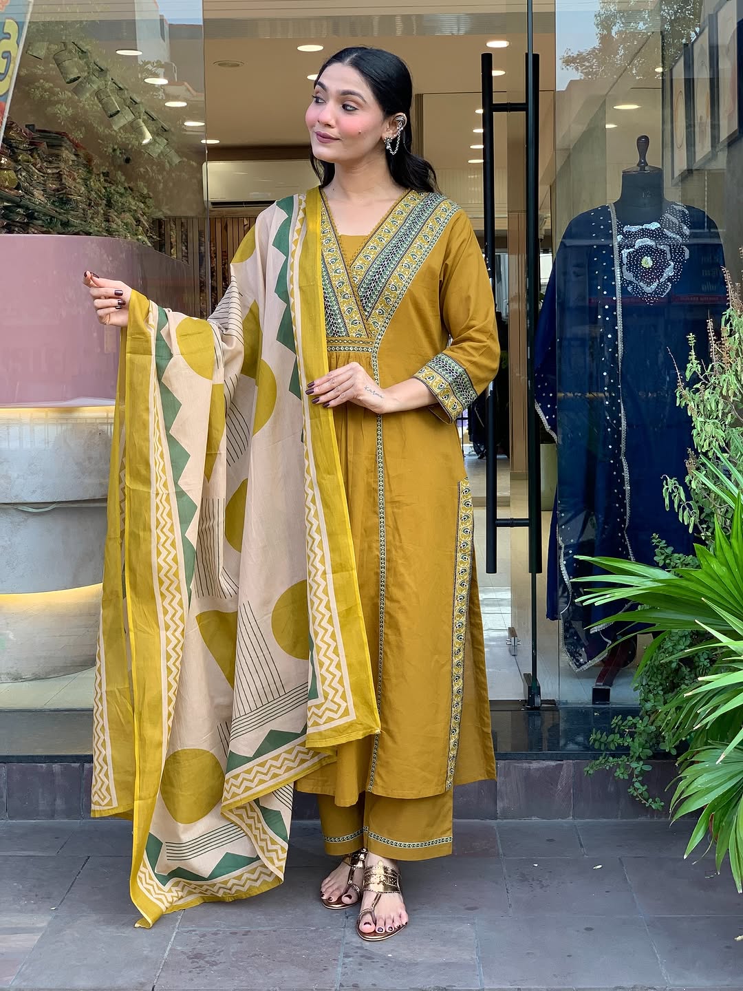 Look straight out of a dreamy movie set as  you turn around and walk in this elegant flaired suit ! The perfect of traditional wear (SWSK35)