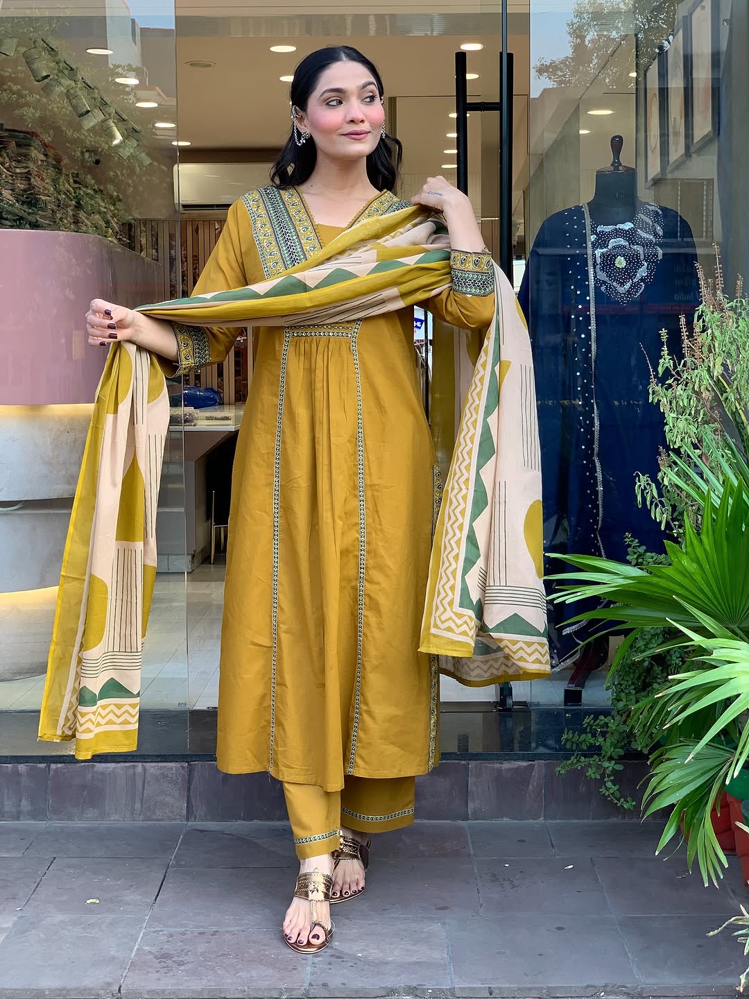 Look straight out of a dreamy movie set as  you turn around and walk in this elegant flaired suit ! The perfect of traditional wear (SWSK35)