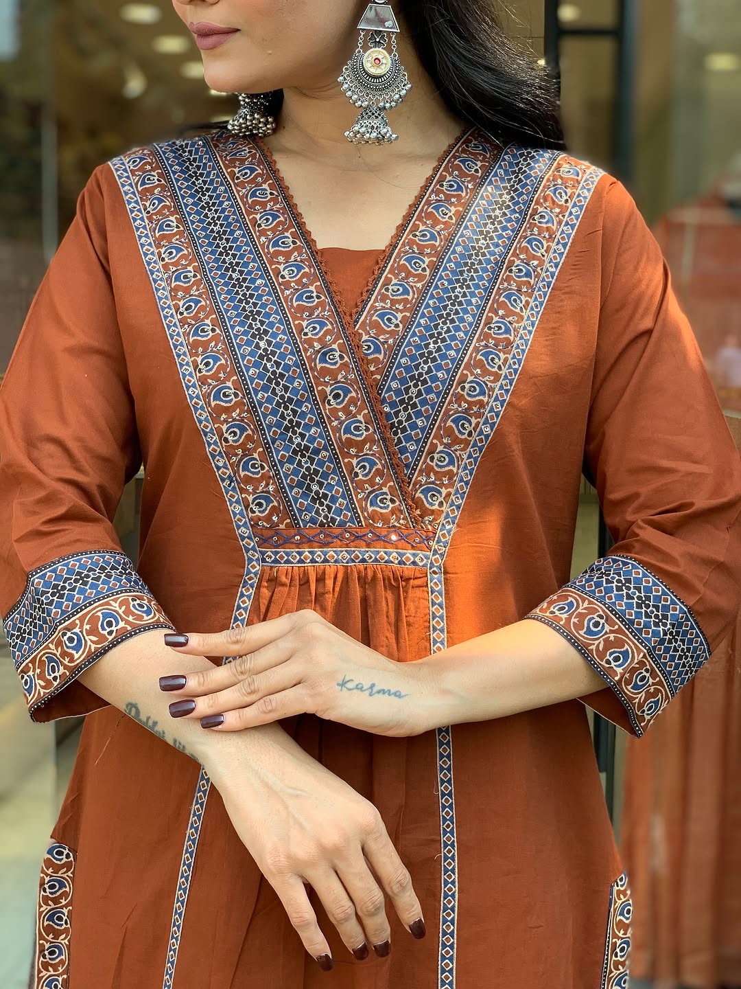 Look straight out of a dreamy movie set as  you turn around and walk in this elegant flaired suit ! The perfect of traditional wear (SWSK35)