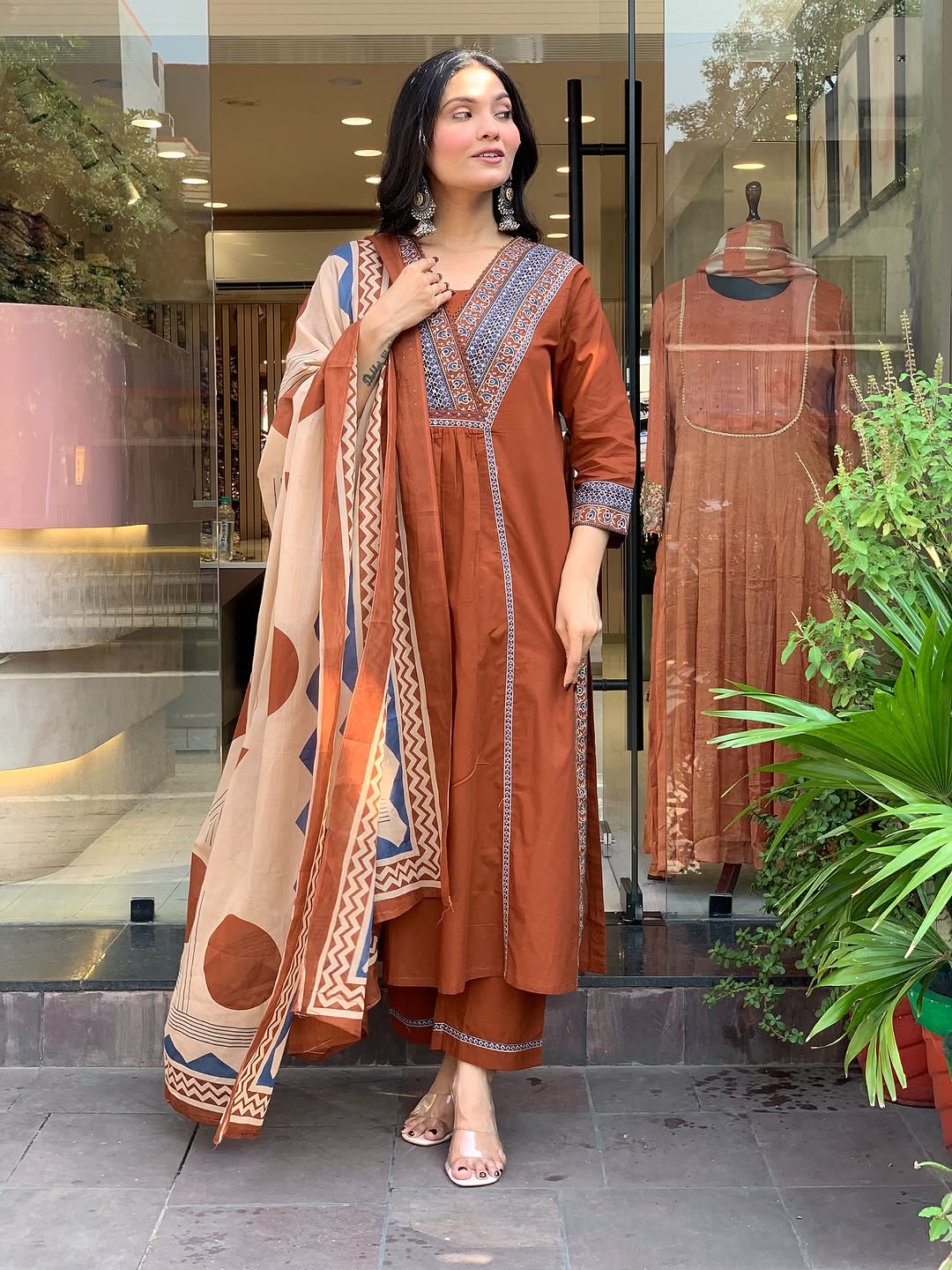 Look straight out of a dreamy movie set as  you turn around and walk in this elegant flaired suit ! The perfect of traditional wear (SWSK35)
