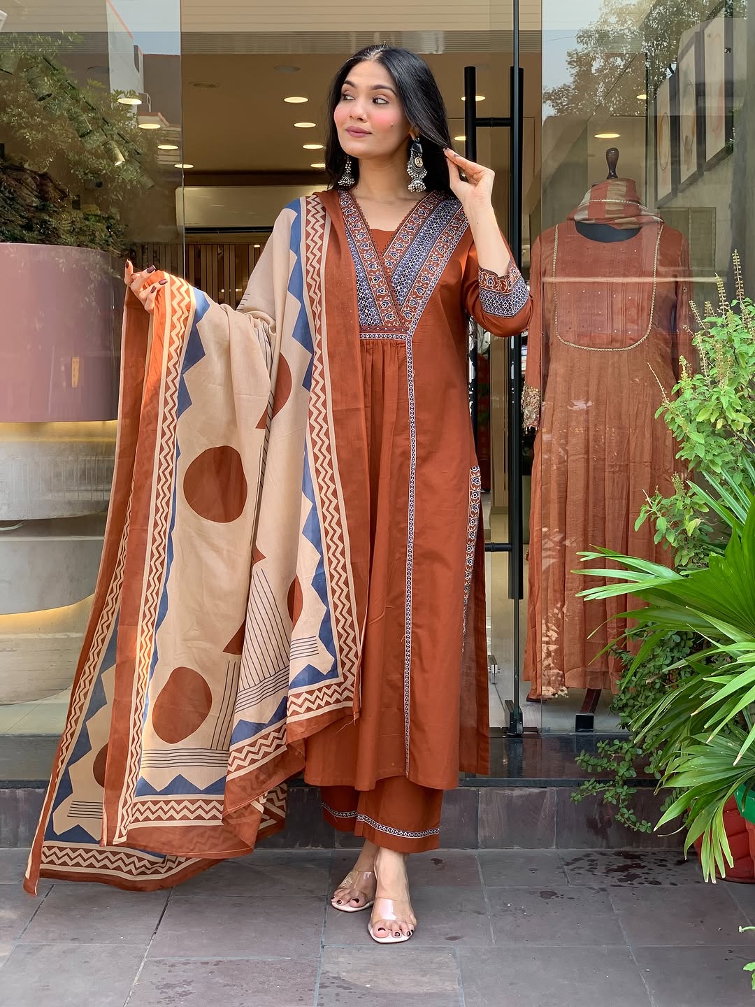 Look straight out of a dreamy movie set as  you turn around and walk in this elegant flaired suit ! The perfect of traditional wear (SWSK35)