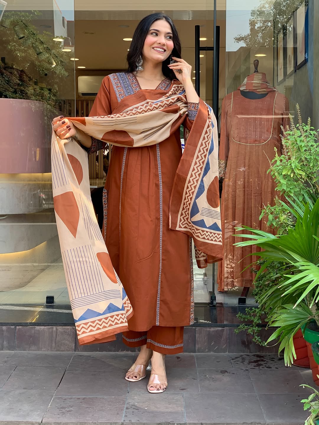 Look straight out of a dreamy movie set as  you turn around and walk in this elegant flaired suit ! The perfect of traditional wear (SWSK35)